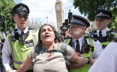 Policia britanike arreston 474 persona në protestën kundër ndalimit të Veprimit për Palestinën