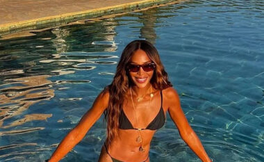 Modelja që sfidon moshën, Naomi Campbell tregon fizikun e saj të tonifikuar me pozat në bikini