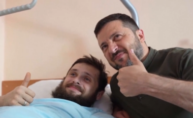 Zelensky viziton ushtarët e plagosur në spital: Faleminderit që mbroni Ukrainën