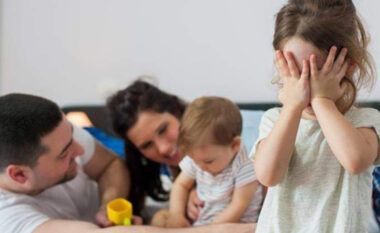 Kur i madhi nuk e duron të voglin: Si ta ktheni rivalitetin e fëmijëve në miqësi