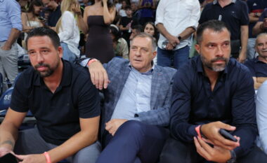 Millorad Dodik vërshëllehet midis Beogradit – tifozët ofenduan edhe Vuçiqin