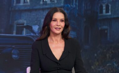 Catherine Zeta-Jones me kostumin që thekson belin – perfekt edhe për zonjat me forma më të bujshme