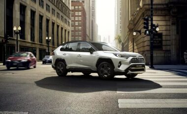 Toyota më në fund po dorëzohet për automjetet elektrike