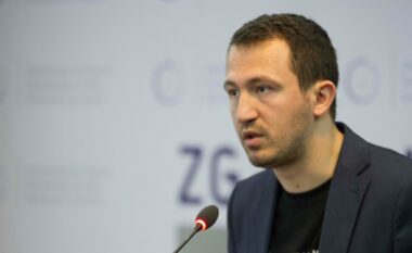 “Jo i denjë për të kryesuar” – Krasniqi kritikon Avni Deharin, thotë se duhet të tërhiqet nga drejtimi i seancës
