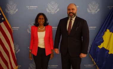 Zyrtari amerikan mbërrin në Prishtinë, Ambasada: Diskutime për bashkëpunimin SHBA-Kosovë