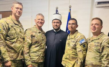 Imami Maliqi mirëpret delegacionin nga KFOR-i amerikan, ia dhuron një hartë të Kosovës