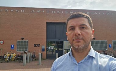 Krasniqi viziton Thaçin e Veselin në Hagë: Ata mbeten të fortë, drejtësia po afrohet