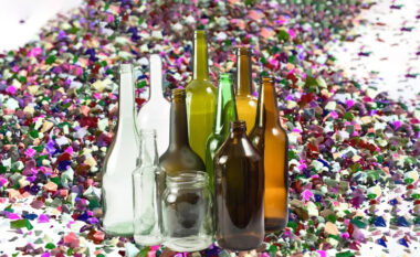 Më shumë mikroplastikë në shishet prej qelqi sesa në ato plastike apo kënaçe: ja çfarë këshillojnë ekspertët