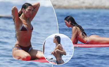 Dua Lipa duket mahnitëse në bikini, teksa bën joga në det gjatë pushimeve në Ibiza