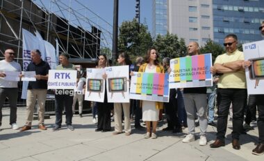 “Gazetar pa pagë – demokraci pa zë”, punëtorët e RTK-së protestojnë për buxhet dhe paga