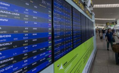 Prindërit e “braktisin” djalin e tyre në aeroportin e Barcelonës për të mos humbur fluturimin