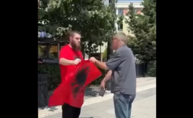 Shkeli me dy këmbët flamurin e Kosovës në sheshin e Prishtinës, policia interviston qytetarin nga Fieri