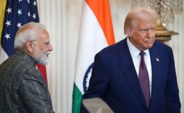 Trump godet Indinë me tarifë shtesë prej 25 për qind për blerjen e naftës ruse