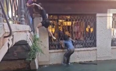 Turistët në Venezia kërkuan ‘vetëm një foto!’ – por përfunduan në kanal