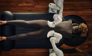 Kjo kompani po ofron masazhin e parë në botë të mundësuar nga robotët me Inteligjencë Artificiale