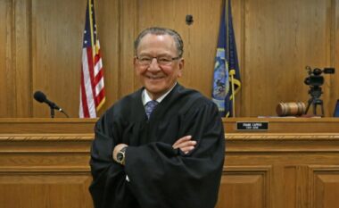 Vdiq gjyqtari i famshëm amerikan, Frank Caprio – ishte i njohur për dhembshurinë në sallën e gjyqit