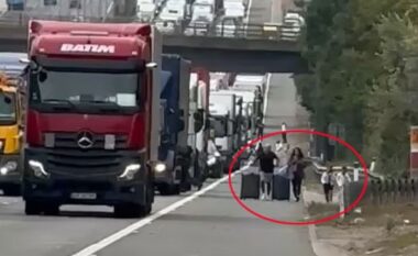 Çifti nga Anglia braktisën taksinë dhe vendosën të ecin përgjatë autostradës për të kapur fluturimin me aeroplan për në Greqi