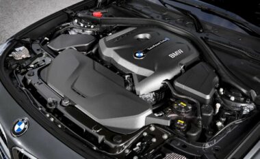 Mercedes po negocion me BMW-në për të blerë motorë për automjetet e saj