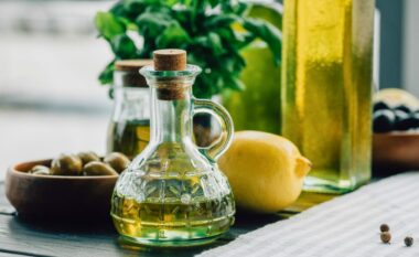 A mund të “shkrijë” vërtet vaji i ullirit me limonin gurët në tëmth? Çfarë thotë interneti dhe çfarë thonë mjekët?