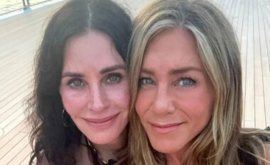 Courteney Cox dhe Jennifer Aniston thyejnë rrjetin me një fotografi të përbashkët – shumica e përgëzojnë dyshen e serialit Friends