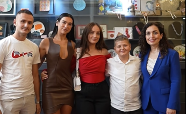 Dua Lipa pritet me ngrohtësi nga presidentja Osmani, të pranishëm edhe fëmijët e Afrim Bunjakut