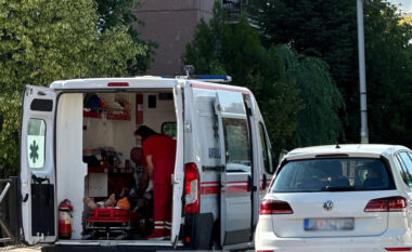 Aksident mes motoçikletës dhe veturës, lëndohet një person në Prishtinë