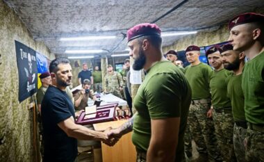 Zelensky viziton ushtarët ukrainas pranë kufirit me Rusinë