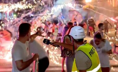 Kaos në Serbi – mbështetësit e Vuçiqit sulmuan njerëzit që protestonin