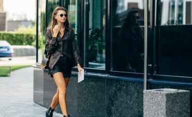 Moda verore që ndryshon gjithçka: Pantallonat e shkurtra prej sateni rikthejnë elegancën në çdo hap