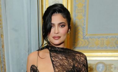 Veshja transparente me dantellë e Kylie Jenner për ditëlindjen e 28-të – e denjë për Rivierën Italiane