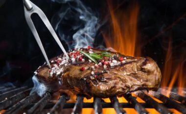 Biftek viçi në grill me perime të pjekura dhe salcë me barishte