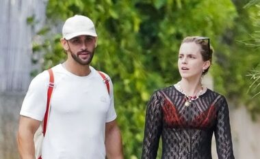 Emma Watson shfaqet me fustan transparent në Saint Tropez, shoqëruar nga trajneri personal