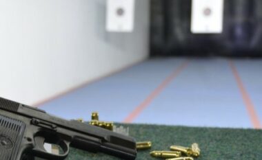 Vidhen 30 armë zjarri brenda një poligoni të shenjëtarisë në Drenas, rasti po hetohet