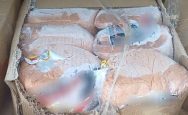 Tentoi të kontrabandonte, Policia ia gjen 220 kilogramë mish derri një personi gjatë kontrollit të veturës