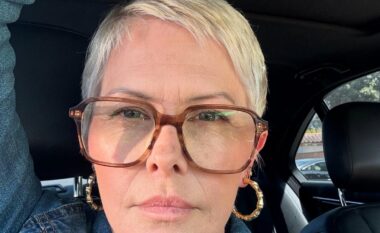 Ylli i “Baywatch”, Nicole Eggert i nënshtrohet operacionit për heqjen e gjirit për shkak të betejës me kancerin