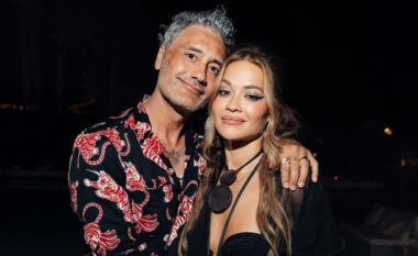 Taika Waititi e quan Rita Orën lideren supreme të jetës së tij, teksa e falënderon për festën e veçantë të ditëlindjes së tij të 50-të