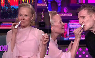 Pamela Anderson dhe Liam Neeson ndezin thashethemet për një romancë të re – ndajnë balsam buzësh në emisionin “WWHL”