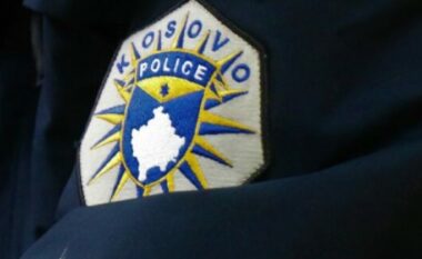 Lirohet në procedurë të rregullt zyrtari i komunës së Pejës, i konfiskohet revolja me 123 fishekë