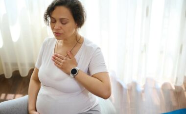 Frymëmarrja e rënduar dhe mungesa e gjumit në shtatzëni: Çfarë po ju sinjalizon trupi?