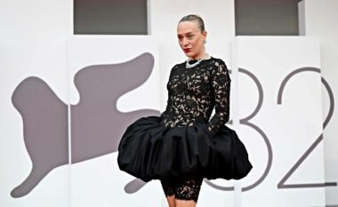 Chloe Sevigny tërheq vëmendjen në Festivalin e Filmit në Venecia me veshjen e saj të pazakontë