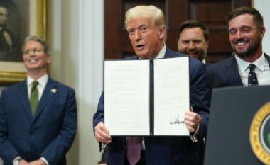 Trump vendos tarifa të reja për dhjetëra vende anembanë botës – Kosova nuk figuron, Serbia goditet më së shumti në rajon
